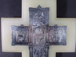 Croix-bénitier en métal argenté gravé de scènes religieuses sur plaque...