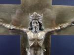 Christ d'autel en bronze et en laiton, vers 1940. Haut...
