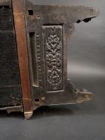 Coffret à suspendre d'époque fin XIX's en bronze patiné, fonte,...