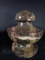 Paire d'urnes décoratives en jaspe polychrome, travail moderne. Haut :...