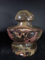 Paire d'urnes décoratives en jaspe polychrome, travail moderne. Haut :...