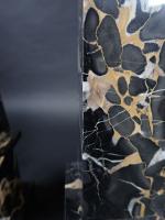 Paire d'obélisques en marbre noir veiné, travail moderne. Haut :...