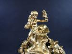 Pendule en bronze redoré d'époque Louis XV de forme rocaille...