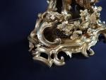 Pendule en bronze redoré d'époque Louis XV de forme rocaille...