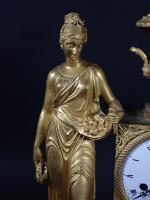 Pendule d'époque Empire en bronze doré à décor d'une jardinière...