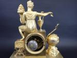 Pendule d'époque Empire en bronze doré représentant une Renommée tenant...