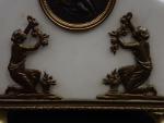 Pendulette de style Louis XVI en marbre blanc et ornements...