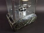 BULLE-CLOCK : Pendule-cage électrique en métal chromé et marbre vert...