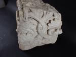 Fragment de chapiteau en pierre sculptée de branches feuillagées, Haute-Epoque....