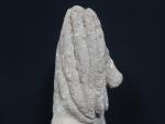 Sculpture en ronde-bosse figurant un personnage acéphale vêtu d'un drapé,...