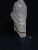 Sculpture en ronde-bosse figurant un personnage acéphale vêtu d'un drapé,...