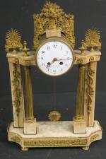 Pendule portique d'époque Directoire en marbre blanc et bronze doré...