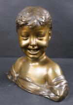 Anonyme : Buste d'enfant rieur. Bronze patiné. Haut. : 30...