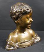 Anonyme : Buste d'enfant rieur. Bronze patiné. Haut. : 30...