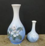 COPENHAGUE : Deux vases balustres en porcelaine, l'un à décor...