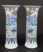 CHINE : Paire de vases de forme gu en porcelaine...