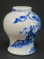 CHINE : Vase balustre en porcelaine à émail craquelé, décor...