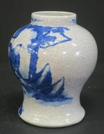CHINE : Vase balustre en porcelaine à émail craquelé, décor...