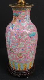 CHINE : Vase (monté en lampe) en porcelaine à décor...