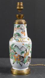 CHINE : Vase (monté en lampe) en porcelaine à décor...