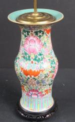 CHINE : Vase à renflement (monté en lampe) en porcelaine...
