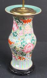 CHINE : Vase à renflement (monté en lampe) en porcelaine...