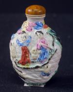 CHINE : Tabatière en porcelaine moulée à décor d'immortels, marquée,...