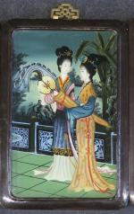 CHINE : Trois petites peintures sous-verre représentant des scènes avec...