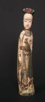 JAPON : Okimono en ivoire polychrome représentant une jeune femme...