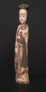 JAPON : Okimono en ivoire polychrome représentant une jeune femme...