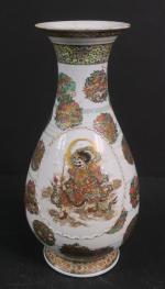 JAPON : Vase balustre en porcelaine à décor de divinités...