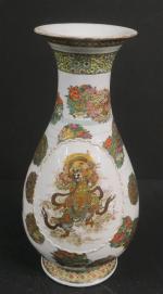 JAPON : Vase balustre en porcelaine à décor de divinités...