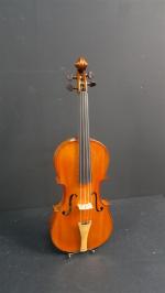Violon de fabrication industrielle de MIRECOURT étiquette modèle d'après Stradivarius,...