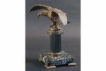 Porte-montre en forme d'aigle en bronze sur une colonne en...
