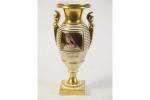 RUSSIE : Vase en porcelaine de forme ovoïde munie de...