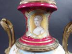 Paire de cassolettes d'époque Napoléon III en porcelaine à décor...