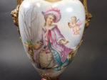 Paire de cassolettes d'époque Napoléon III en porcelaine à décor...