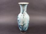 SEVRES : Vase en porcelaine à décor peint et émaillé...
