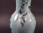 SEVRES : Vase en porcelaine à décor peint et émaillé...