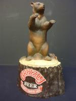 GRIZZLY BEER - Figurine publicitaire formant porte-bouteille en résine à...