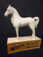 WHITE HORSE WHISKY - Figure publicitaire de comptoir en céramique...