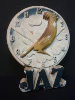 JAZ : Figurine publicitaire en platre polychrome représentant une horloge...