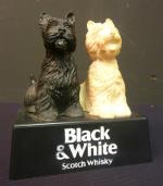 BLACK & WHITE Scotch Whisky - Sujet publicitaire de comptoir...