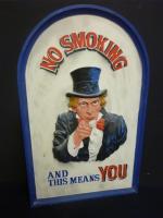 NO SMOKING - Panneau en bas relief en bois polychrome...