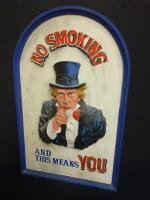 NO SMOKING - Panneau en bas relief en bois polychrome...