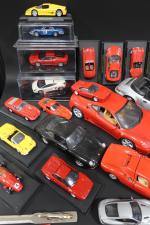 Collection de 38 voitures miniatures Porsche et Ferrari.