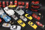 Collection de 38 voitures miniatures Porsche et Ferrari.