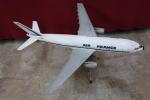 Maquette d'avion AIR FRANCE A300 en plastique thermoulé sur support....