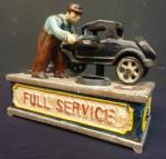 Tirelire mécanique en fonte laquée "FULL SERVICE" représentant un garagiste...