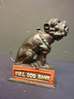 Tirelire mécanique en fonte laquée "BULL DOG BANK" représentant un...